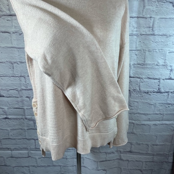 Chelsea & Theodore Button-Side Lightweight Sweater NWT Women’s Large Beige - Picture 2 of 8